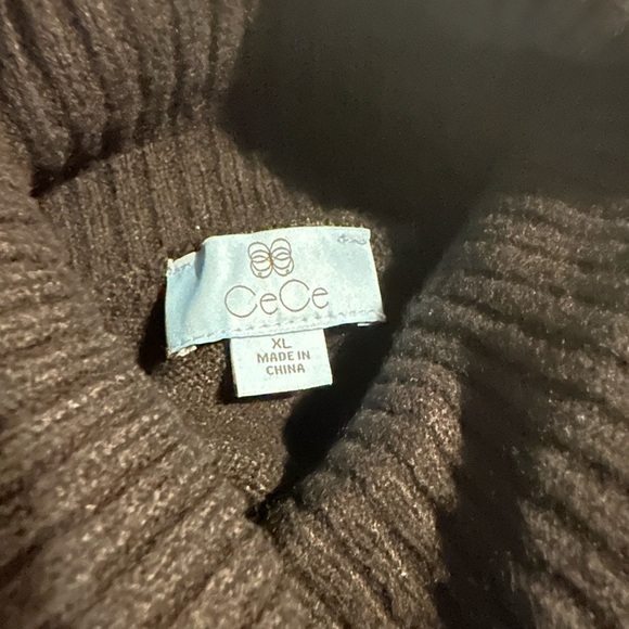 Black and White Geometric Sweater - Picture 4 of 10